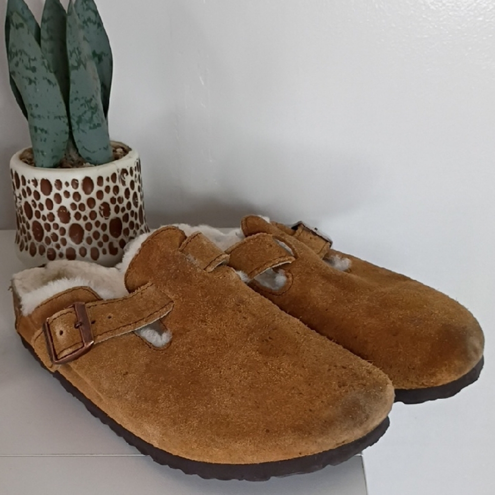 Birkenstock Women's Boston Shearling clogs in a mink or mocha suede size 38